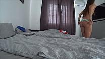 Шлюха-домохозяйка в колготочках на кроватки ловит сквирт